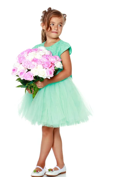 Menina com um buquê de flores — Fotografia de Stock