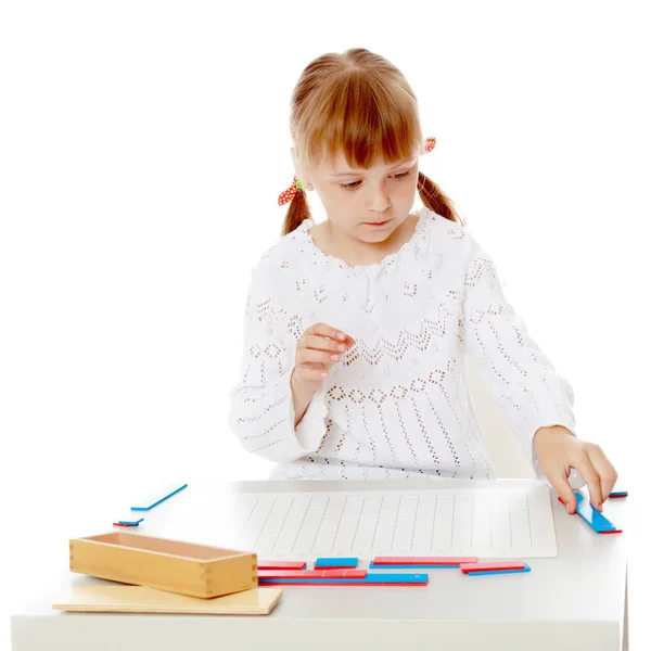 Ein kleines Mädchen lernt Montessori-Sachen. — Stockfoto