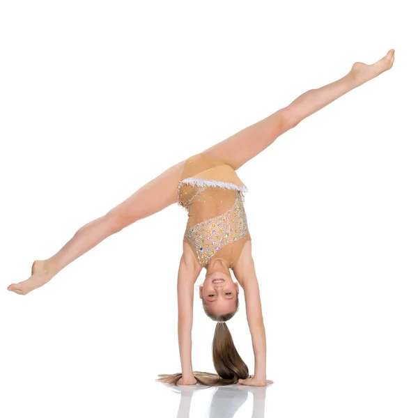 The gymnast performs a handstand with bent legs. — Stock Photo, Image