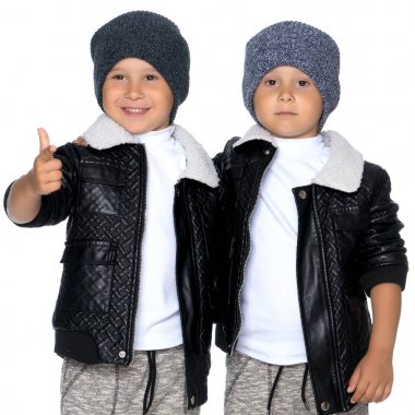 İki küçük çocuğu siyah ceket ve şapka.