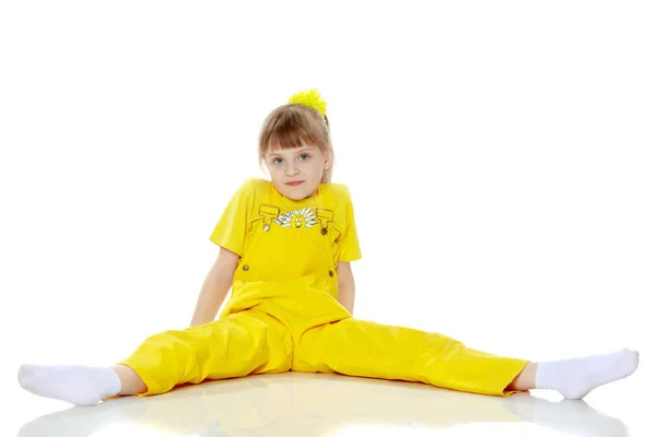 Flicka med en kort lugg på hennes huvud och ljusa gula overaller. — Stockfoto