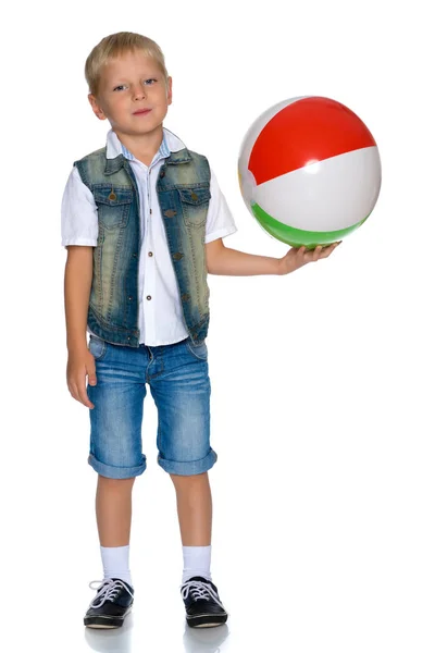 Ein kleiner Junge spielt mit einem Ball. — Stockfoto