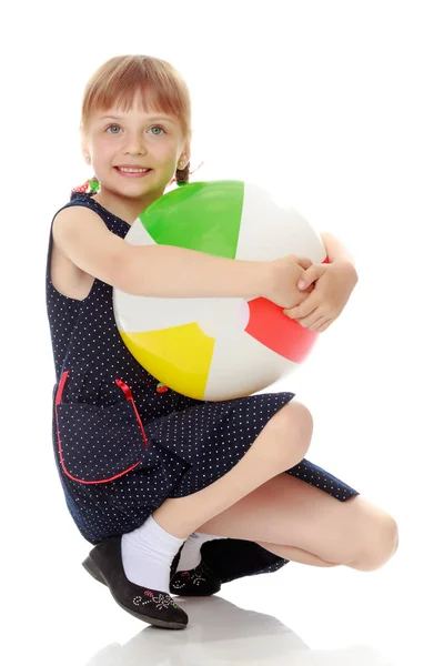 Kleines Mädchen spielt mit einem Ball — Stockfoto