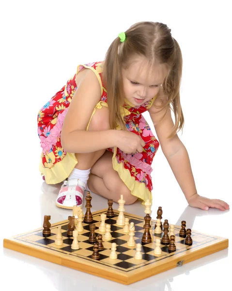 Mała dziewczynka gra w szachy — Zdjęcie stockowe