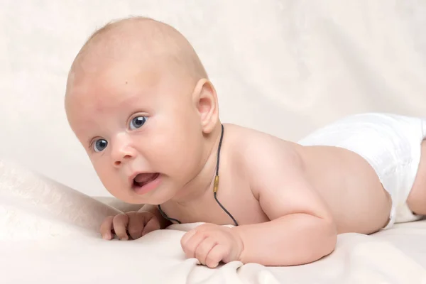 Un charmant bébé regarde la caméra . — Photo