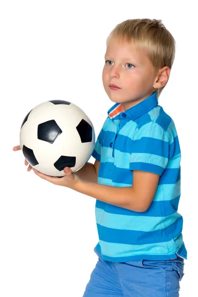 Маленький хлопчик грає з футбольним м'ячем . — стокове фото
