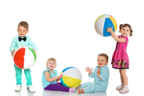 Niños alegres juegan con una pelota . —  Fotos de Stock