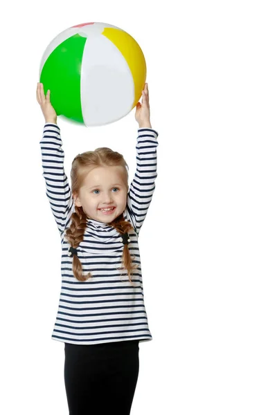 Menina está brincando com uma bola — Fotografia de Stock