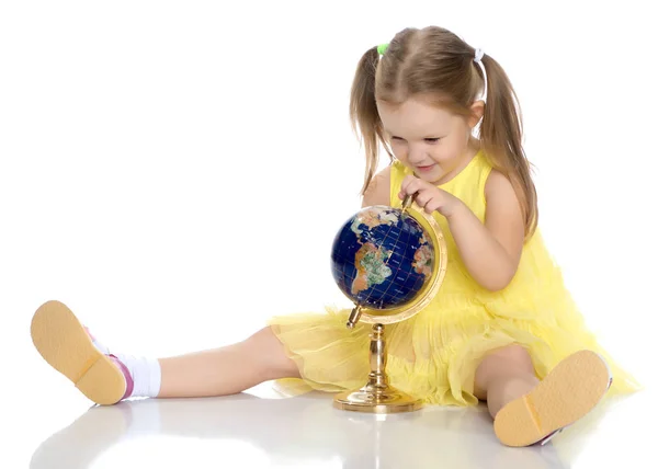 Uma menina olha para o Globo . — Fotografia de Stock