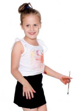 Küçük bir kız boya ve fırça ile boya.