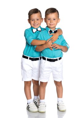 Tam büyüme iki küçük çocuklar.