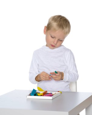 Küçük çocuk hamuru sculpts