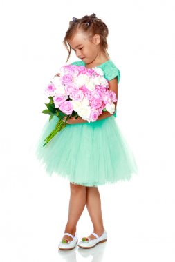 Bir buket çiçekli küçük kız