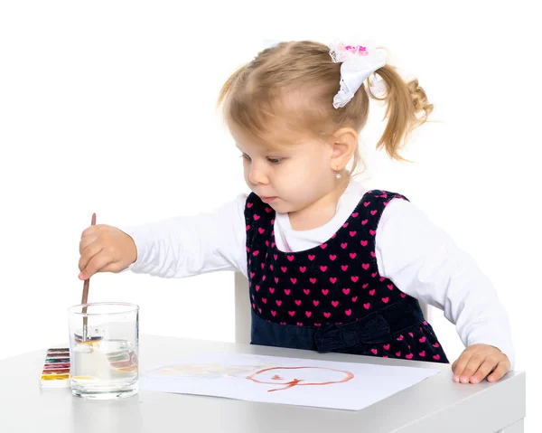 Маленька дівчинка малює за столом . — стокове фото
