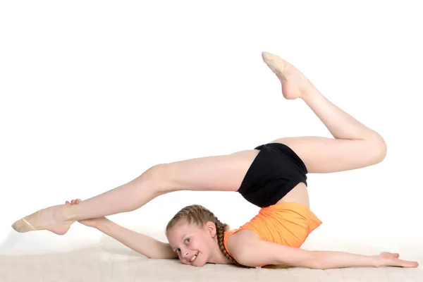 Гимнастка выполняет акробатический элемент на полу . — стоковое фото