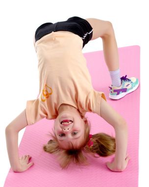 Küçük jimnastikçi bir köprü gerçekleştirir.