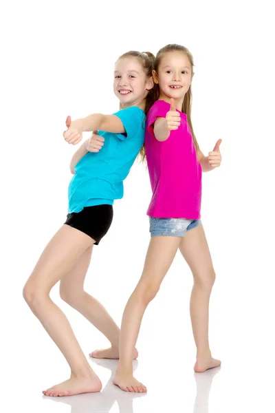 Chicas gimnastas realizan ejercicios . — Foto de Stock