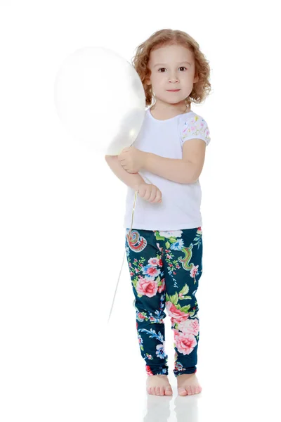 Menina está brincando com um balão — Fotografia de Stock