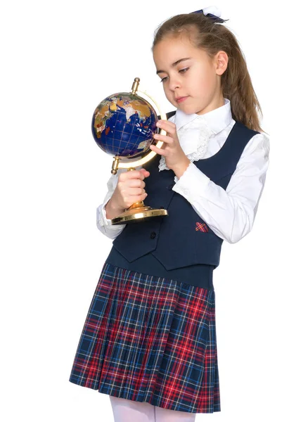 A little girl is studying the globe. — Stock Photo, Image