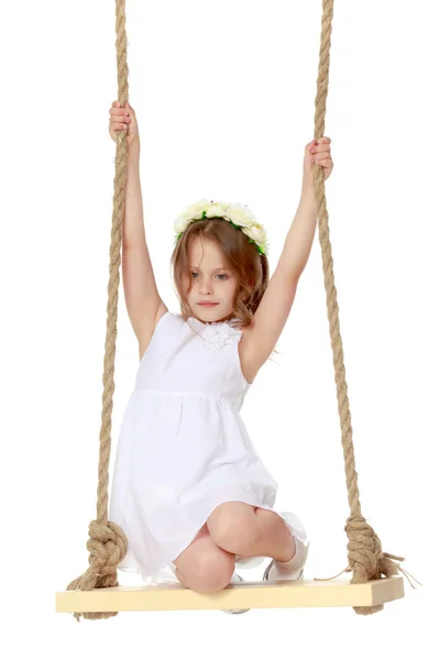 Klein meisje swingen op een swing — Stockfoto