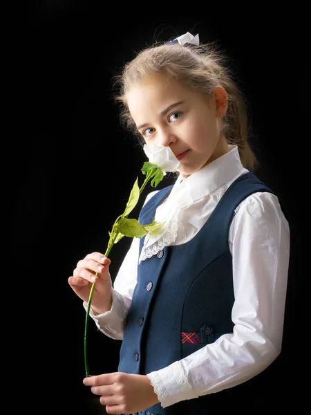 Meisje met een bloem in haar hand. — Stockfoto