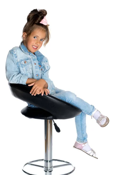 Маленька дівчинка на поворотному стільці — стокове фото