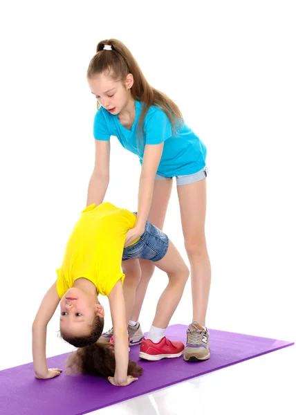 Meisjes gymnasten opwarmen. — Stockfoto