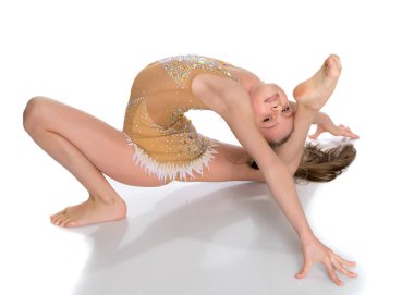 Jimnastikçi yerde akrobatik bir element sergiliyor..