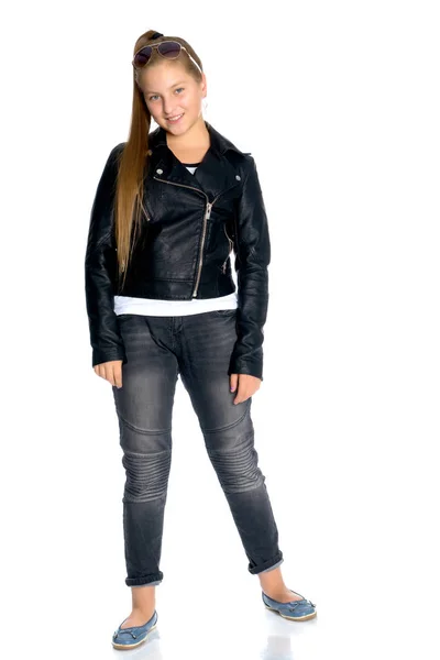 Une adolescente dans une veste en cuir et un jean . — Photo