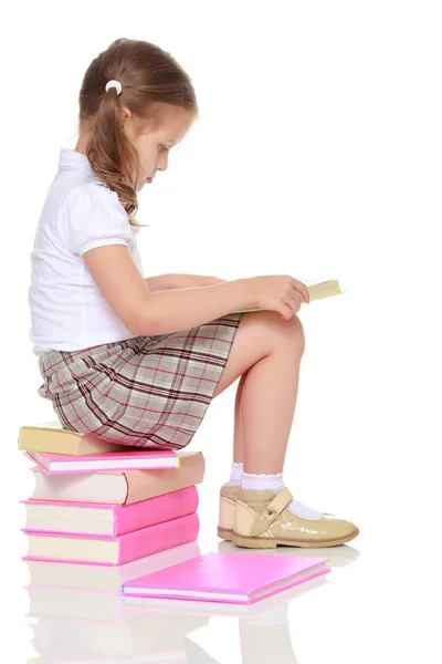 Petite fille avec un livre — Photo