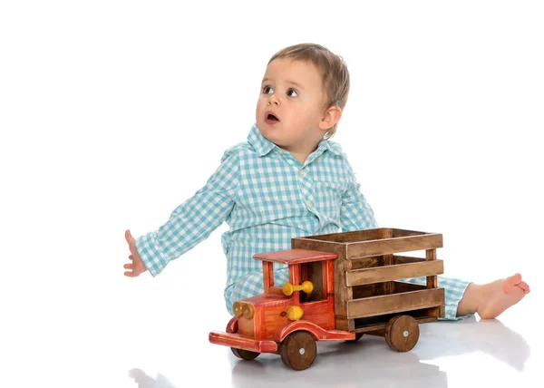 Un petit garçon joue avec une voiture jouet. — Photo