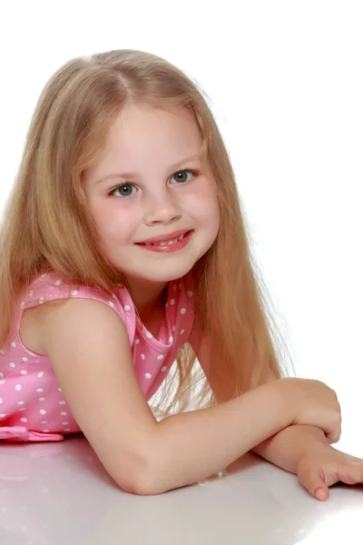 Güzel küçük bir kızın portresi. — Stok fotoğraf