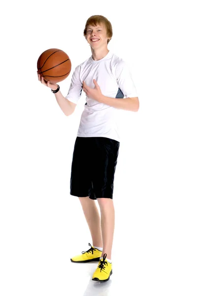 Bem feito cara com uma bola para o basquete — Fotografia de Stock