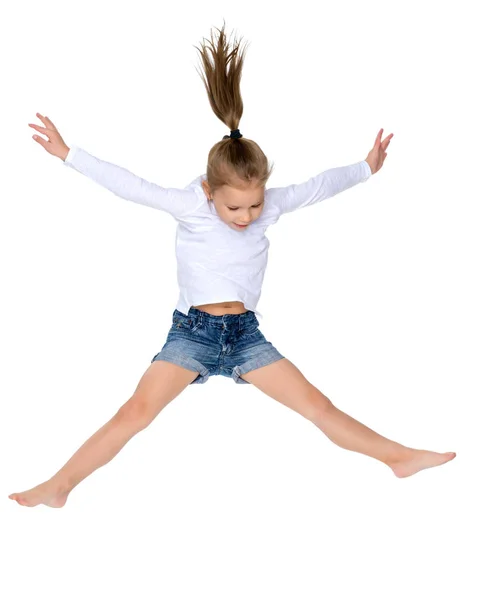 Menina está pulando . — Fotografia de Stock