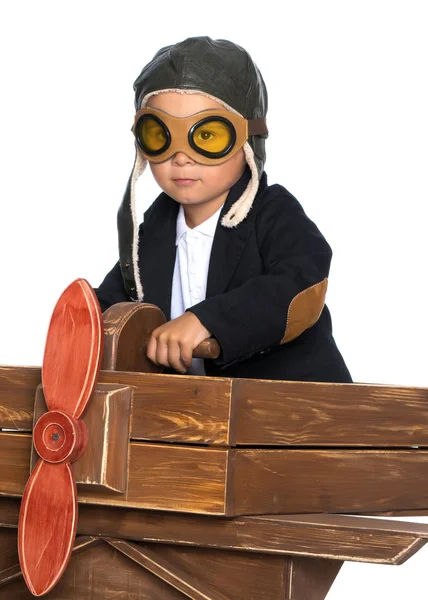 Ragazzino con un aereo di legno . — Foto Stock