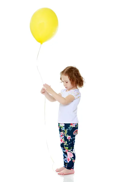 Flickan leker med en ballong. — Stockfoto