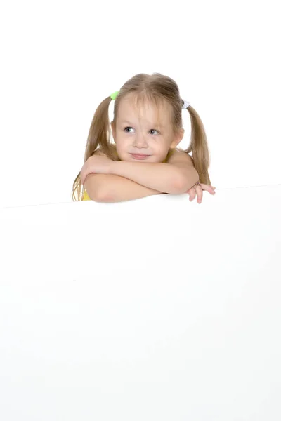 Uma menina está olhando por trás de uma bandeira vazia. — Fotografia de Stock