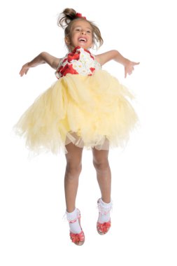 Küçük kız atlıyor.