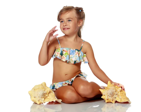 Niña en traje de baño con concha — Foto de Stock