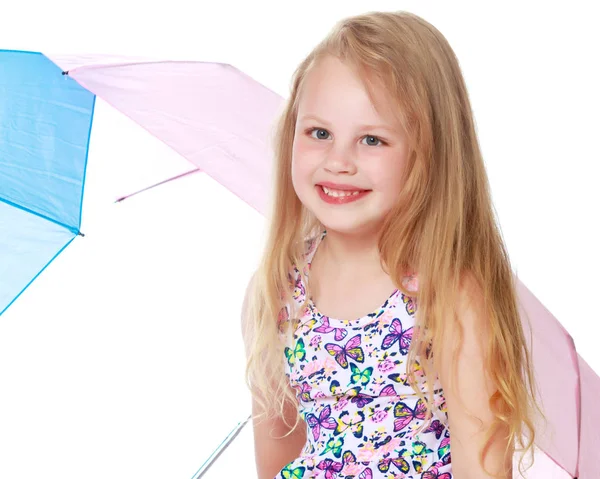 Klein meisje onder een paraplu. — Stockfoto