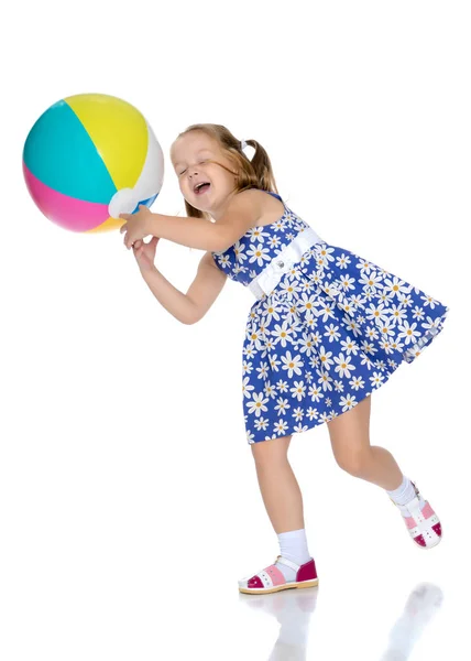 Menina está brincando com uma bola — Fotografia de Stock