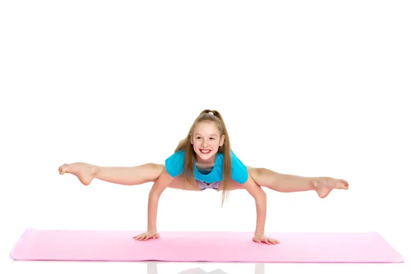 Ginasta menina executa um suporte . — Fotografia de Stock