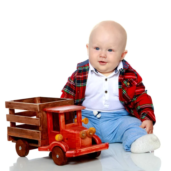 Маленький хлопчик грає з іграшковою машиною . — стокове фото