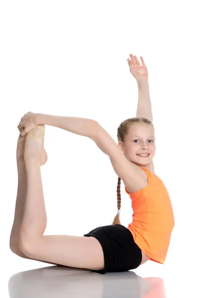 A ginasta executa um elemento acrobático no chão . — Fotografia de Stock