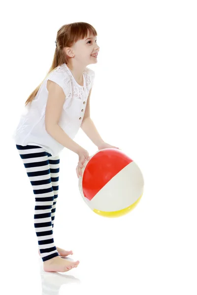 Menina está brincando com uma bola — Fotografia de Stock