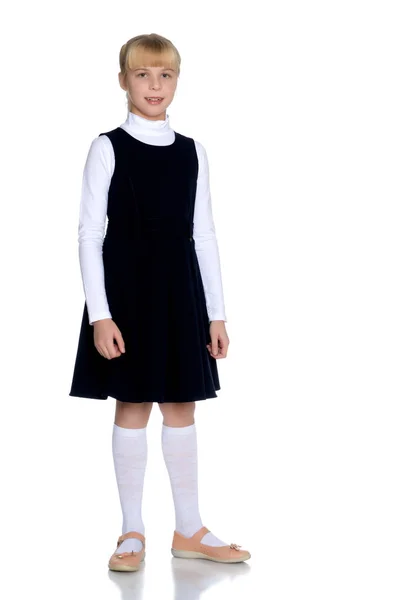 Schönes kleines Mädchen in Schuluniform. — Stockfoto