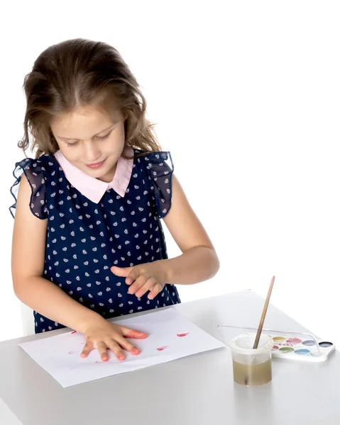 Das kleine Mädchen wurde schmutzig mit den Farben. — Stockfoto