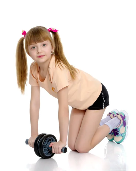 Una niña hace ejercicios de gimnasia.. — Foto de Stock