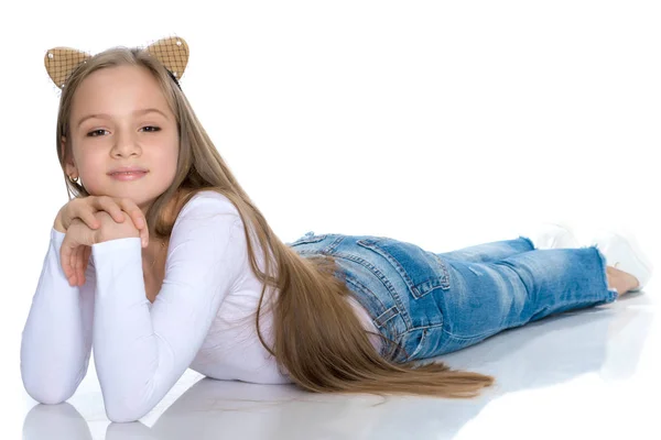 一个十几岁的女孩躺在地板上 — 图库照片