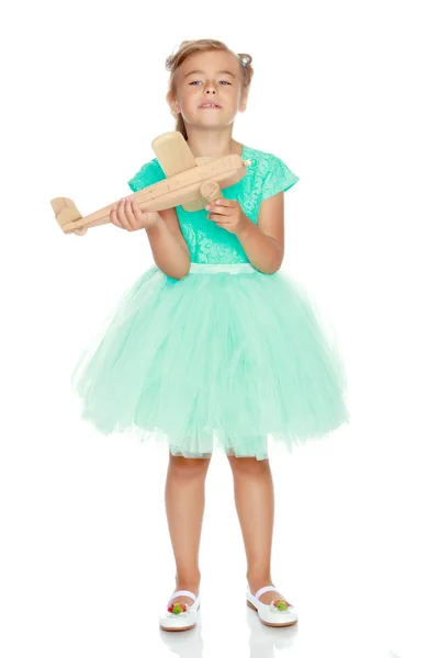 Niña con un avión en la mano . — Foto de Stock